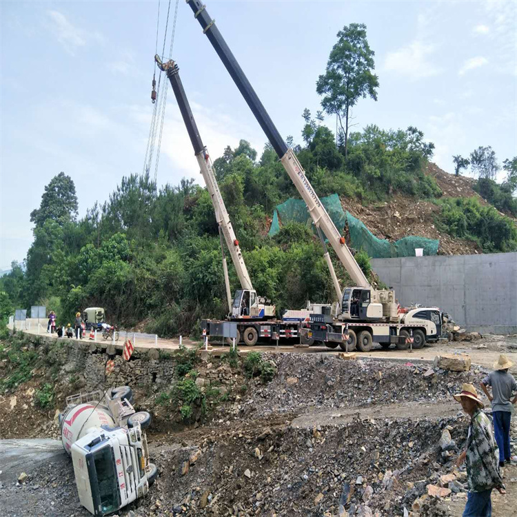 费县汽车掉沟里叫吊车救援要多少钱